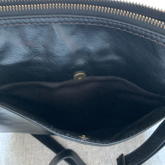 Marks & Spencer black leather crossbody handbag. - Picture 3 of 4